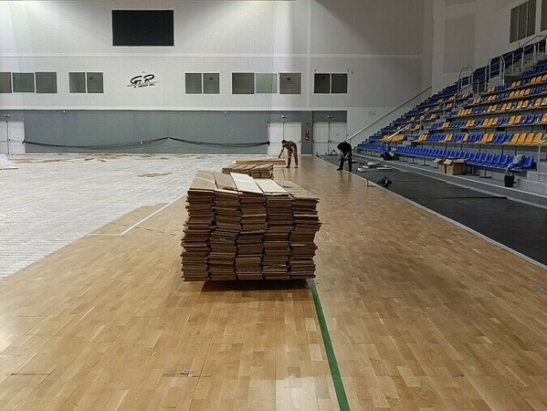 Подготвят за смяна настилката в „Арена Шумен“