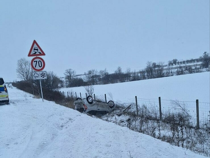 Кола се преобърна в канавка на магистралата