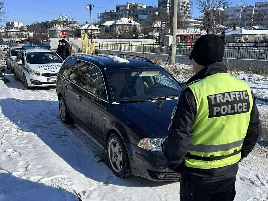 Младеж открадна кола, опита да избяга от полицията
