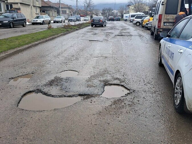 Заради дупки по улиците: полицията с апел към шофьорите
