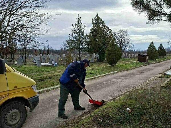 Почистват гробищните паркове за Голяма задушница