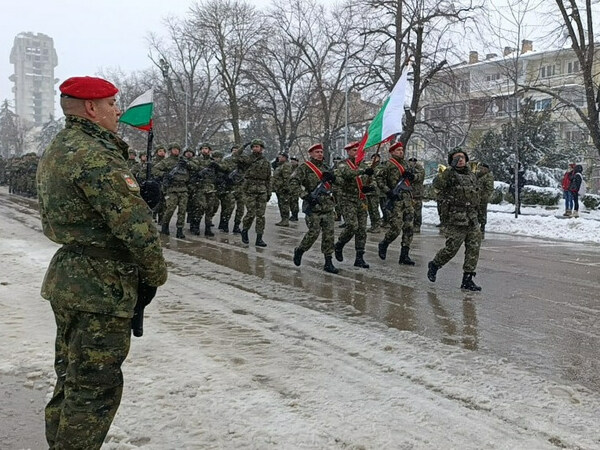 Посрещнаха тържествено контингента от Косово