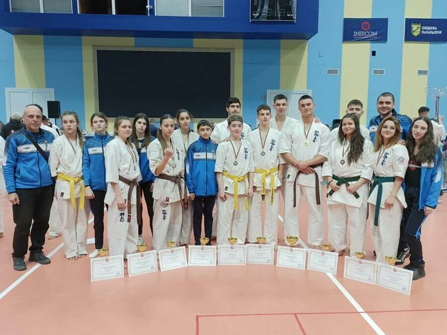 Десет медала за шуменски каратеки