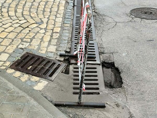 Кърпят уличните дупки с топъл асфалт