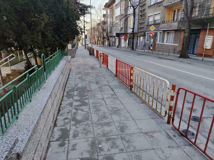 Възстановиха метални ограждения до училище