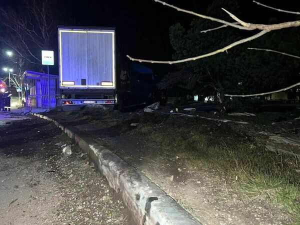 Тир с пиян водач „паркира“ в двора на фирма в Каспичан