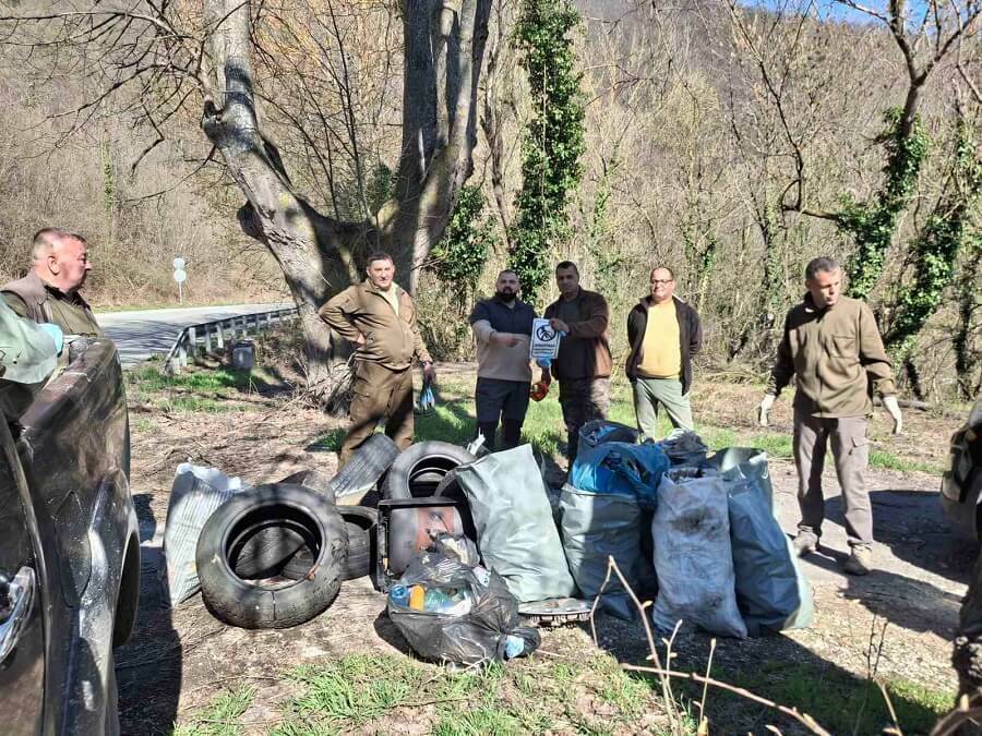 Горски служители разчистиха микросметища