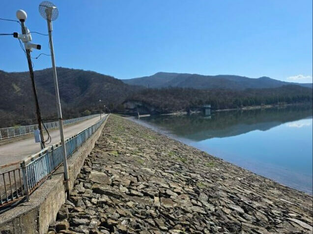 Изпускат контролирано яз. „Тича“