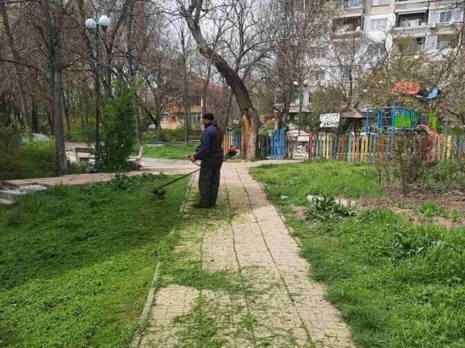 Косят тревните площи в Шумен