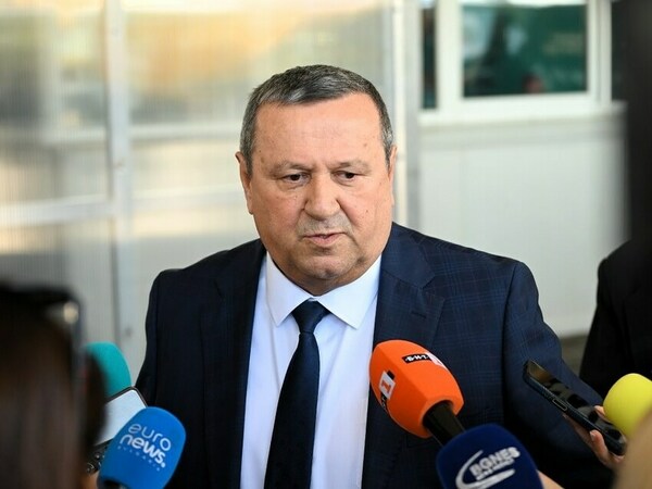 Наети по социална програма раздавали предизборни материали във Вълнари