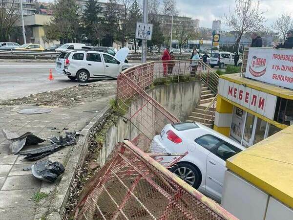 Двама остават в болница след зрелищна катастрофа