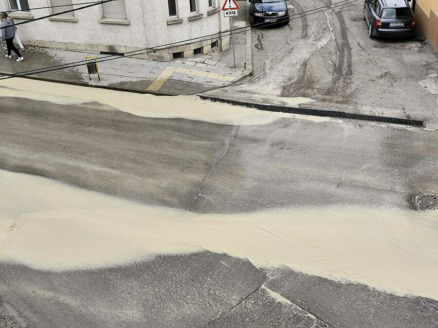 Кална вода залива ул. „Съединение“