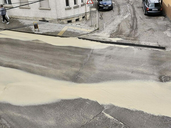 Кална вода залива ул. „Съединение“