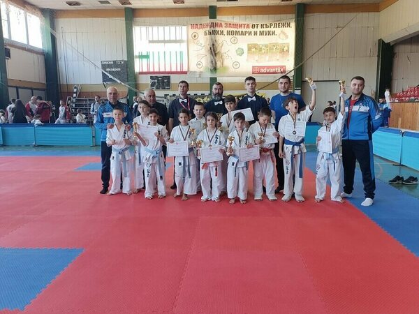 20 медала за малки каратисти