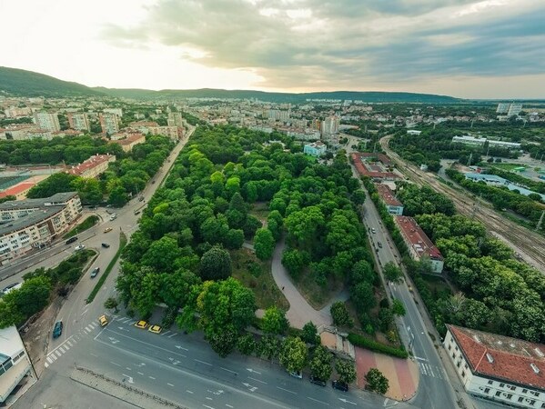 Алея на книгата в Градската градина