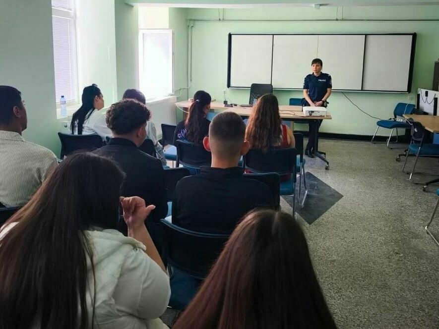 Полицията на срещи с абитуриенти преди баловете