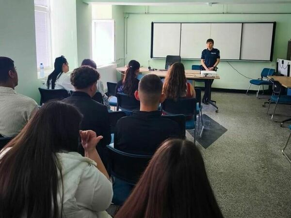 Полицията на срещи с абитуриенти преди баловете