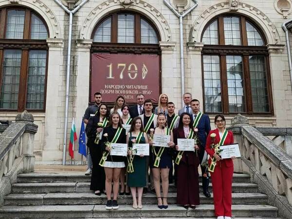 Признание за отличниците на Випуск 2026