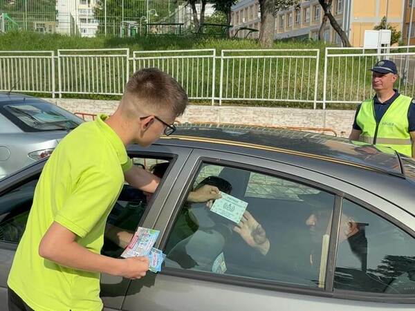 Деца с послания към шофьорите