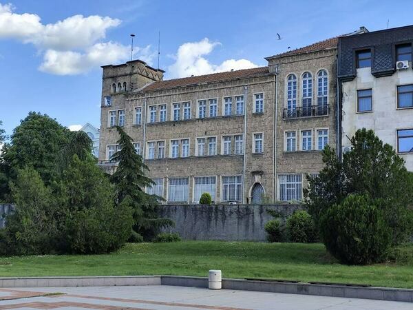 Жена в ареста за обида и за изблъскване на полицай