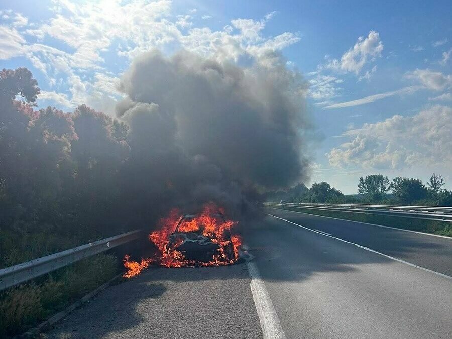 Кола изгоря при пожар на магистралата