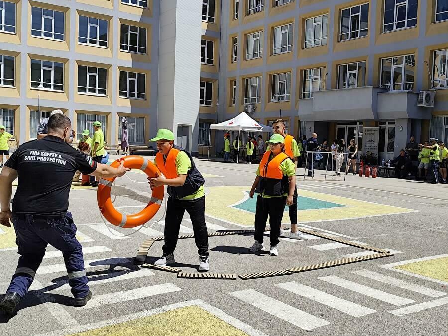 Ученици показаха умения по безопасност и първа помощ