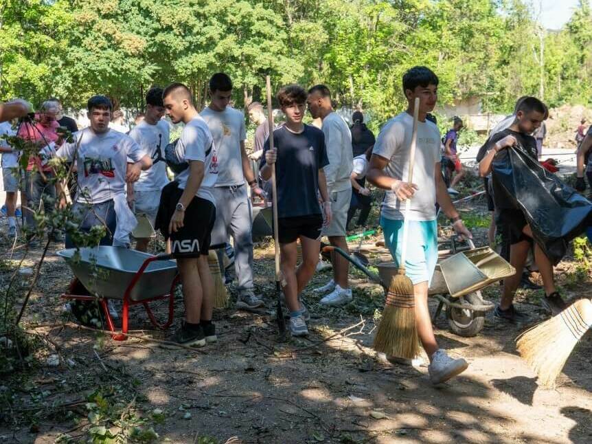 Доброволци събраха 25 т отпадъци от Тежкия полк