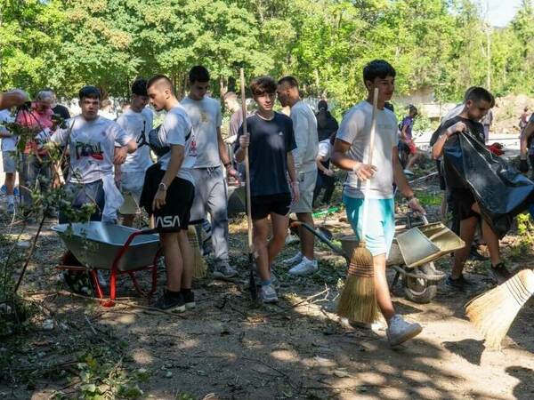 Доброволци събраха 25 т отпадъци от Тежкия полк