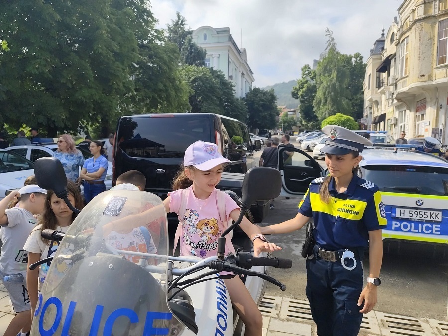 Малки и големи на гости на полицията