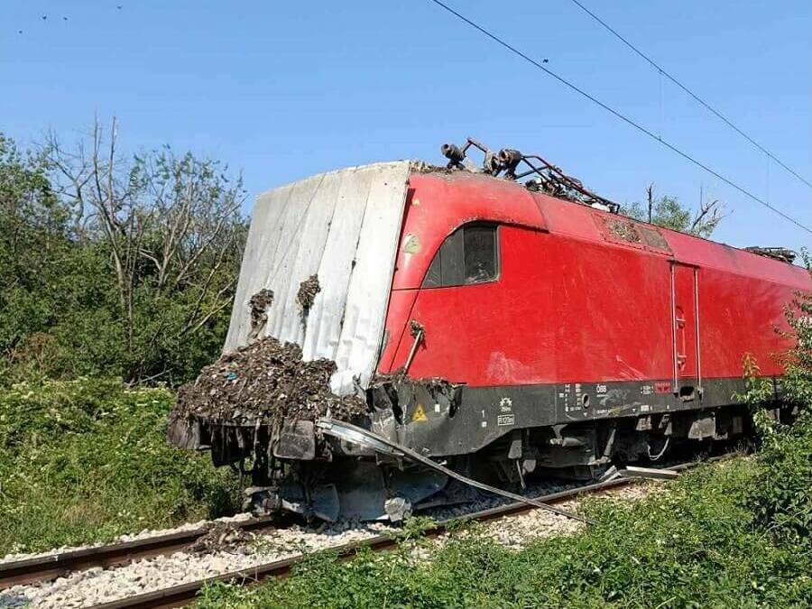 Товарен автомобил и влак се удариха на жп прелез в кариера