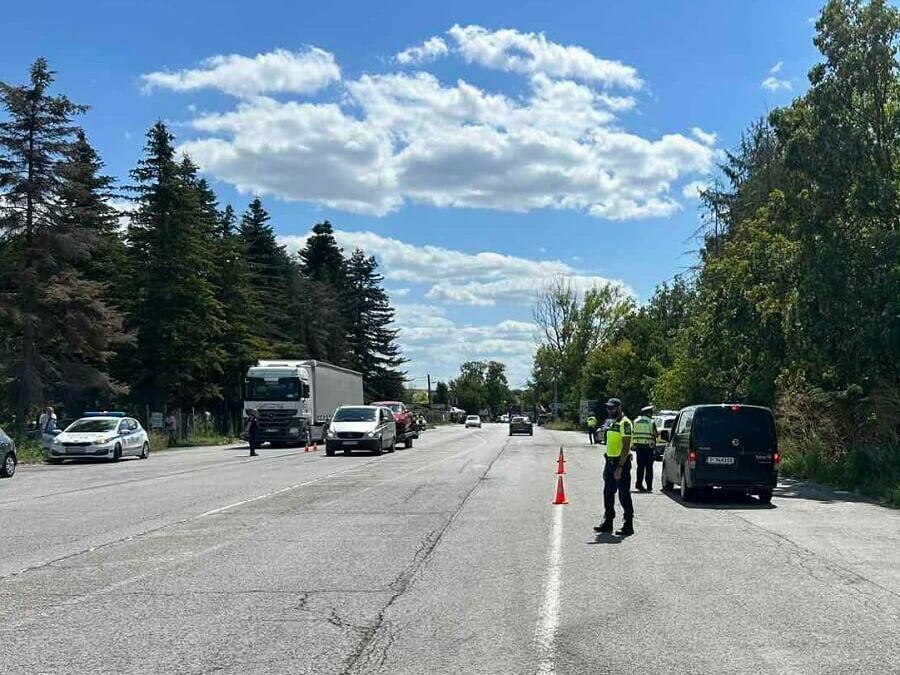 Спряха от движение два шумни автомобила