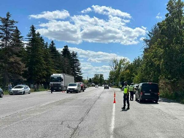 Спряха от движение два шумни автомобила
