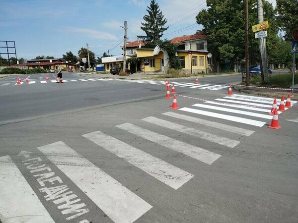 Освежават пешеходните пътеки в Нови пазар