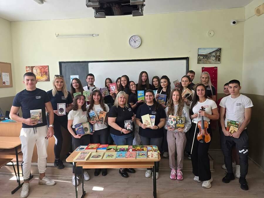 Ученици подариха книги на две болнични отделения