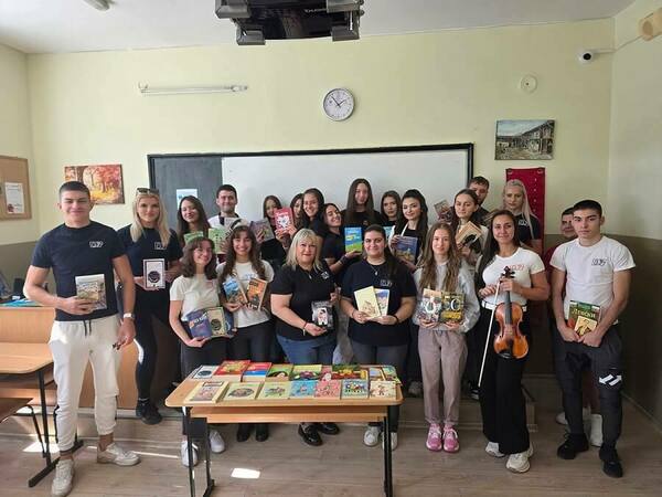 Ученици подариха книги на две болнични отделения