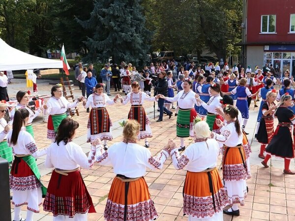 Клубове за народни хора̀ на национален фестивал