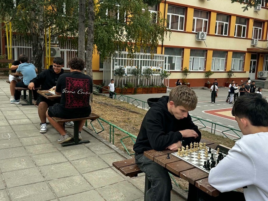 Денят след изборите – неучебен, но присъствен